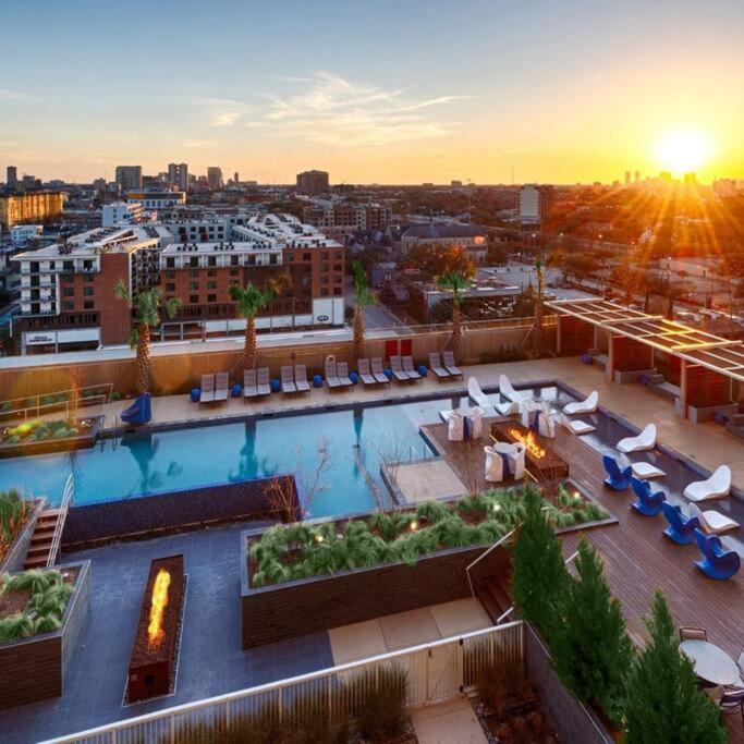 Apartamento Luxury Highrise In Midtown - Skyline Views And Chic Decor Houston Exterior foto