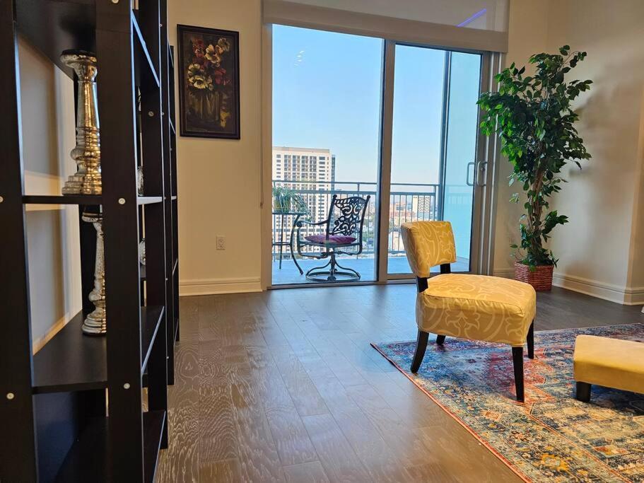 Apartamento Luxury Highrise In Midtown - Skyline Views And Chic Decor Houston Exterior foto