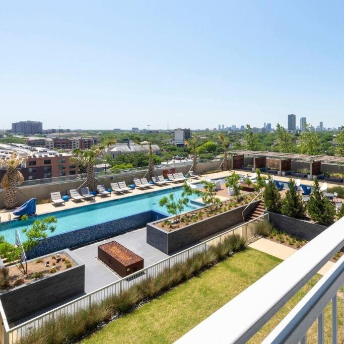 Apartamento Luxury Highrise In Midtown - Skyline Views And Chic Decor Houston Exterior foto