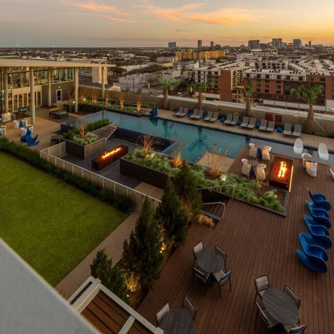 Apartamento Luxury Highrise In Midtown - Skyline Views And Chic Decor Houston Exterior foto