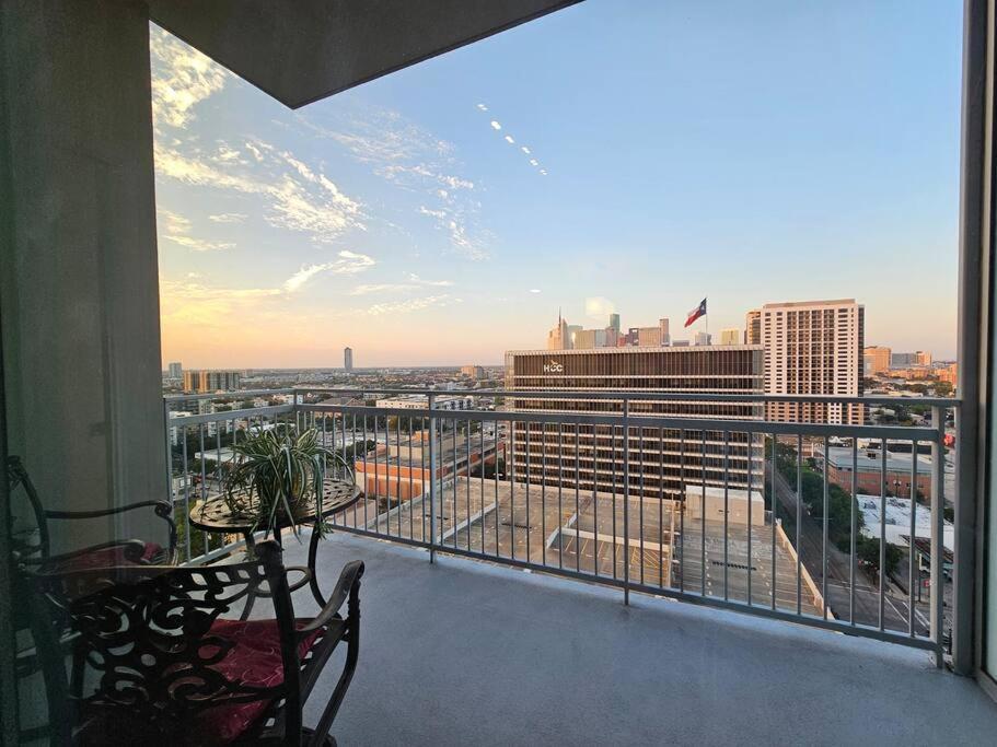 Apartamento Luxury Highrise In Midtown - Skyline Views And Chic Decor Houston Exterior foto